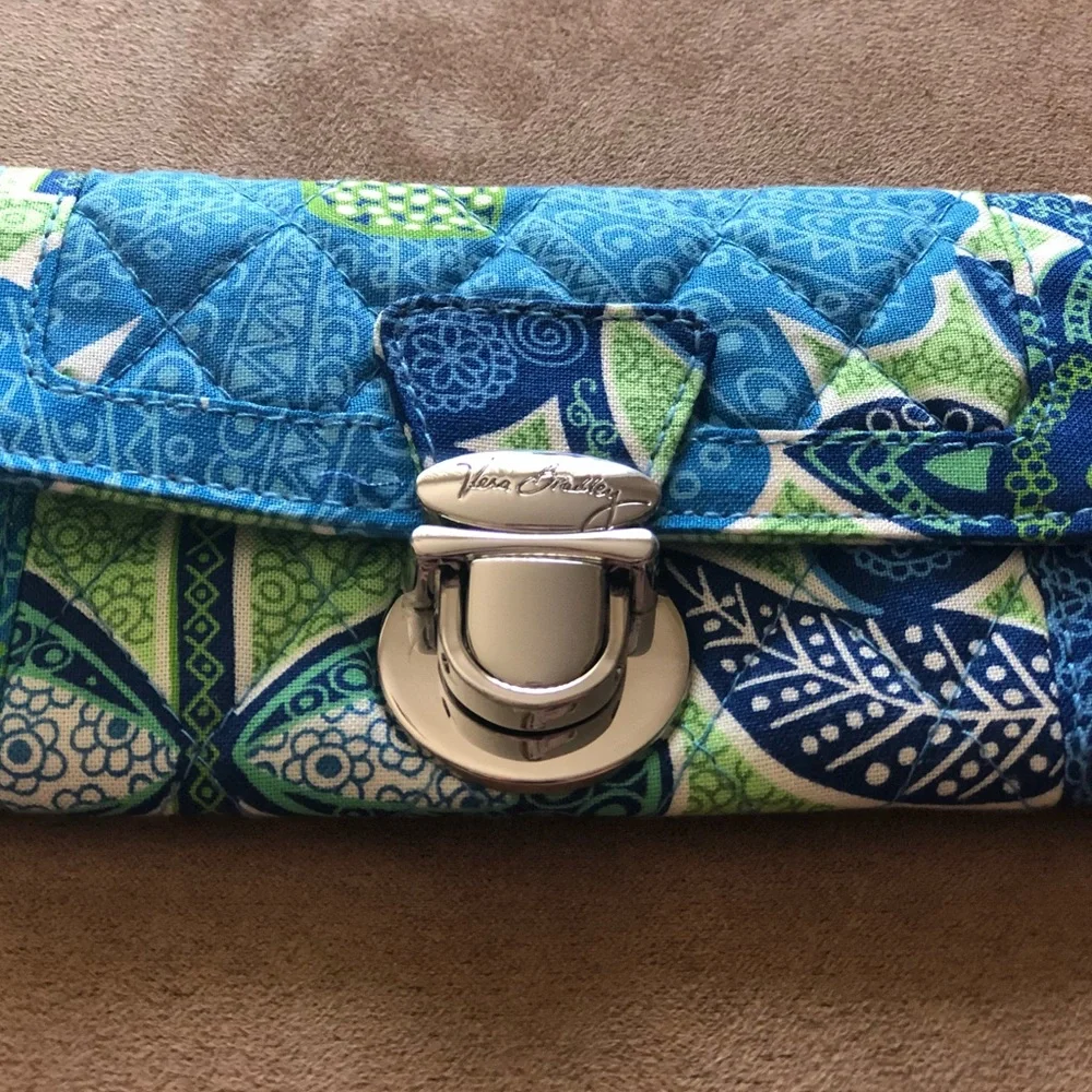 New Vera Bradley Wallet - Picture 4 of 4